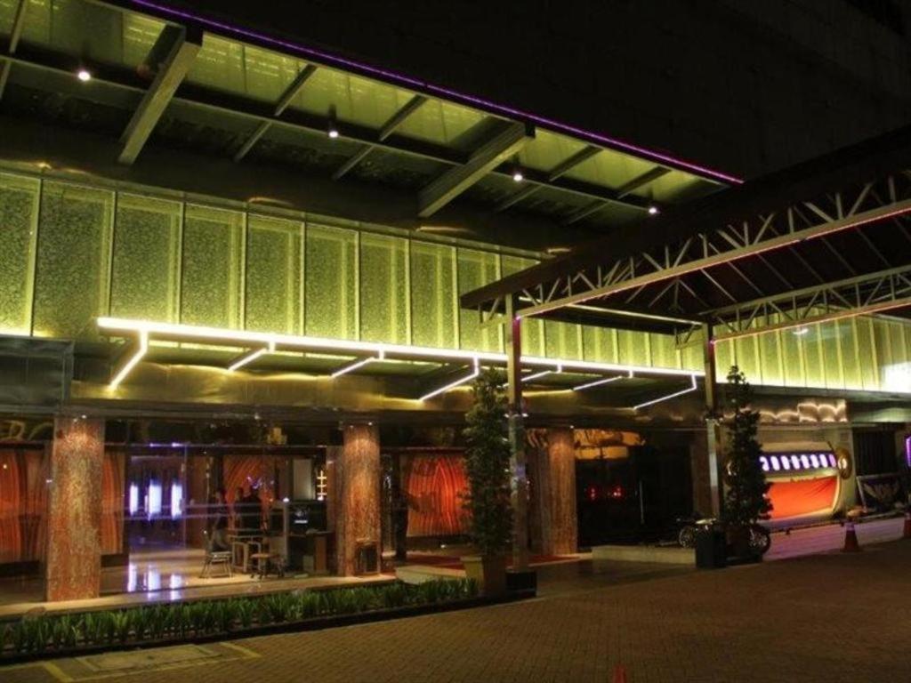 108 Hotel By Him Jakarta Exterior photo